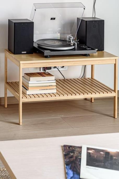 Appartamento Cozy Japanese Oasis With Balcony, Gramophone, Netflix VNO Esterno foto